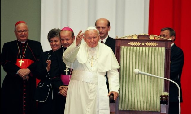 W czasie pielgrzymki w 1999 roku Jan Paweł II odwiedził polski Parlament.