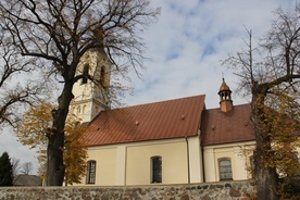 Nowy dach na kościele w Bednarach