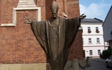 Jeden z pierwszych pomników Jana Pawła II  znajduje się w Tarnowie, obok katedry. Autorem jest Bronisław Chromy 