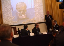Konferencja podsumowująca pierwsze ekshumacje na Powązkach Wojskowych