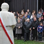 Wierni wokół pomnika Jana Pawła II