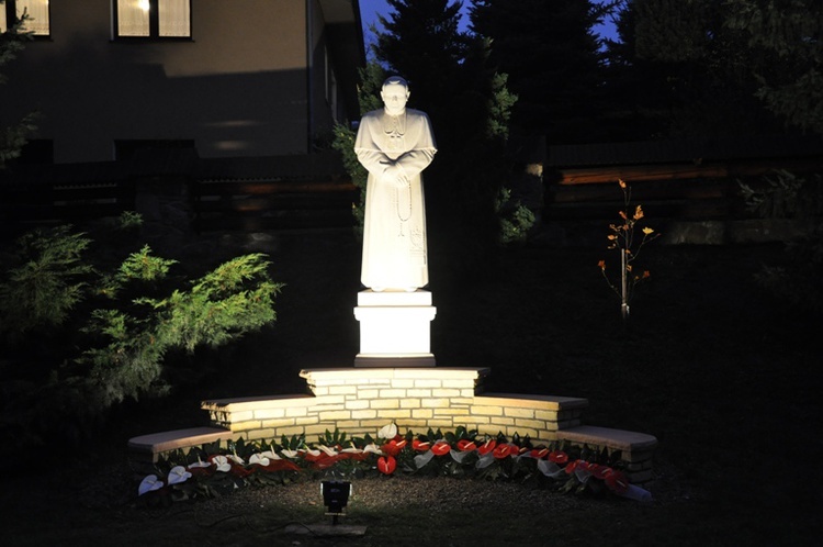 Pomnik bł. Jana Pawła II w Dobrkowie