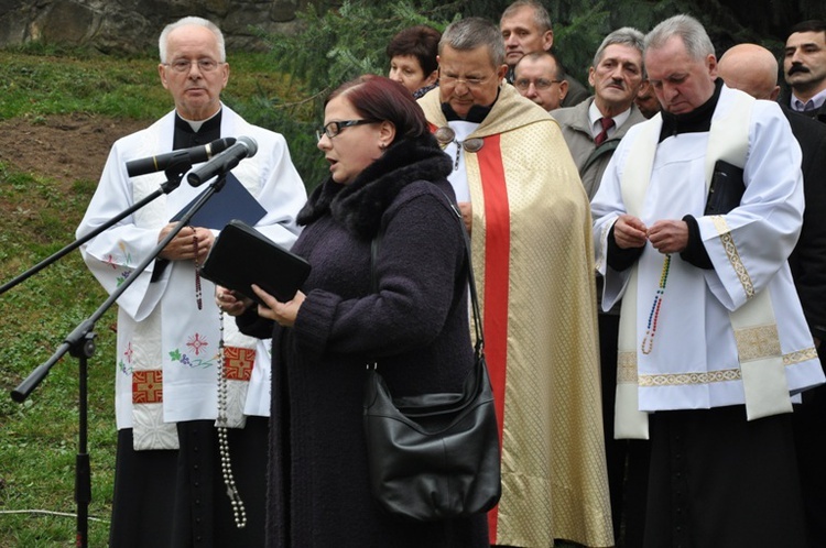 Pomnik bł. Jana Pawła II w Dobrkowie