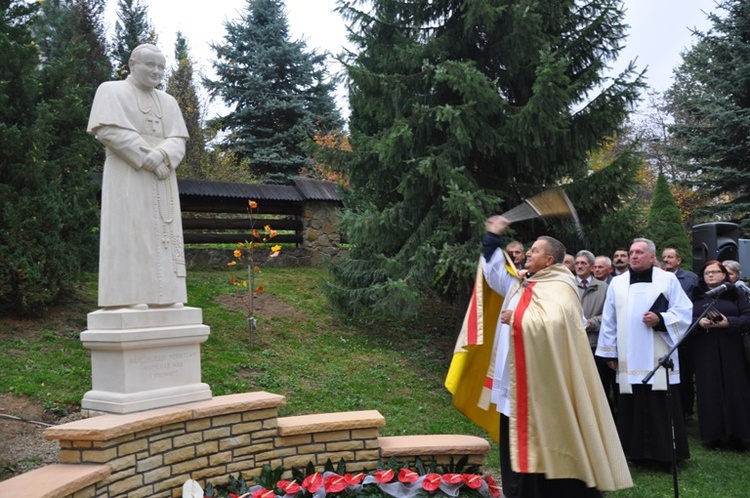 Pomnik bł. Jana Pawła II w Dobrkowie