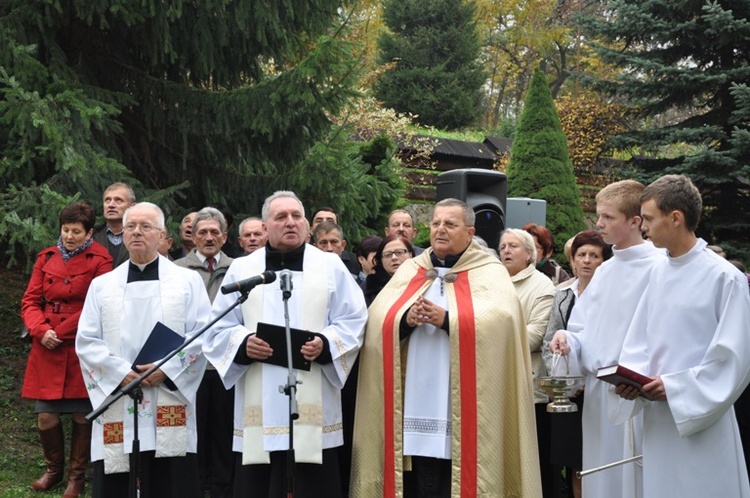 Pomnik bł. Jana Pawła II w Dobrkowie