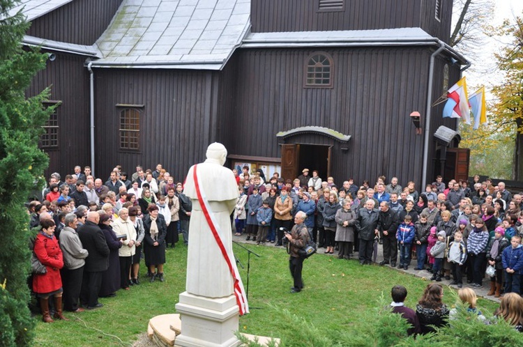 Pomnik bł. Jana Pawła II w Dobrkowie