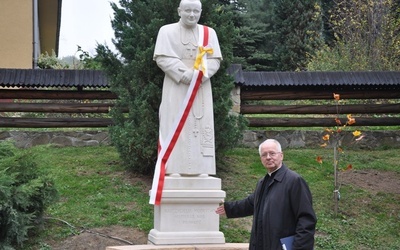 Pomnik bł. Jana Pawła II w Dobrkowie