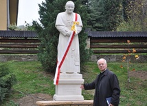 Pomnik bł. Jana Pawła II w Dobrkowie