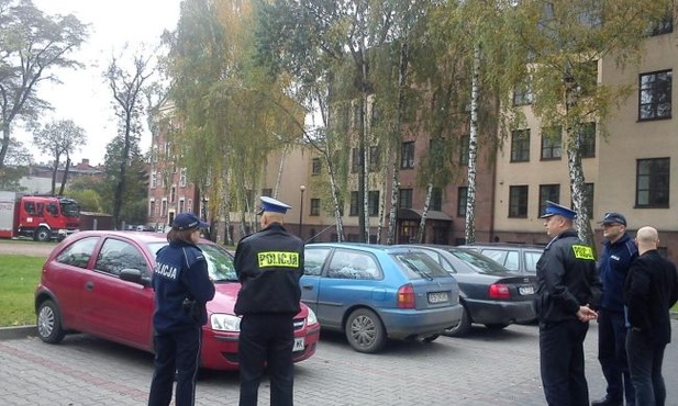 Policjanci przed gmachem Sądu Rejonowego w Żyrardowie