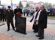 Tablicę odsłonili (od lewej): naczelny rabin Polski Michael Szudrich, burmistrz miasta Jan Wieruszewski, dziekan opoczyński ks. kan. Jan Serszyński i starosta opoczyński Jan Wieruszewski