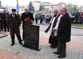 Tablicę odsłonili (od lewej): naczelny rabin Polski Michael Szudrich, burmistrz miasta Jan Wieruszewski, dziekan opoczyński ks. kan. Jan Serszyński i starosta opoczyński Jan Wieruszewski