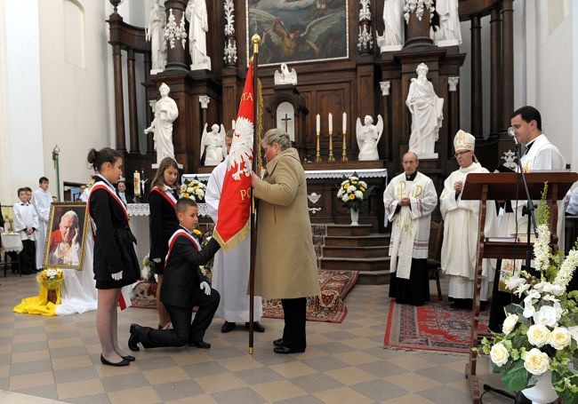 Sztandar szkoły w kościele śś. apostołów Piotra i Pawła poświęcił bp Piotr Libera