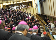 Synod: Kościół zna słabości wiernych i kapłanów