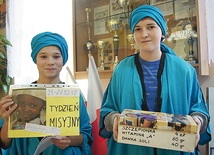 Wolontariusze Damian Błażuk i Mariusz Siwiec ubrani są w stroje arabskie przywiezione z Tunezji przez katechetkę Małgorzatę Waydę