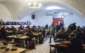 Bezdomni i ubodzy ze względu na ograniczoną ilość miejsca jedzą w dwóch turach