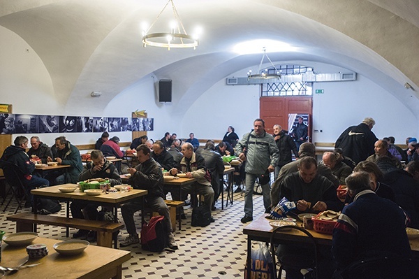 Bezdomni i ubodzy ze względu na ograniczoną ilość miejsca jedzą w dwóch turach