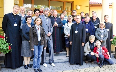 Uczestników szkolenia w Turnie odwiedził bp Henryk Tomasik. Pasterz diecezji przewodniczył Mszy św. A po niej wszyscy stanęli do pamiątkowej fotografii