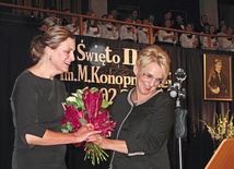 Jako pierwsza podziękowania i kwiaty na ręce założycielki chóru Marii Wrzesińskiej-Siczek złożyła dyrektorka II LO Anna Łapieniecka (z prawej) 