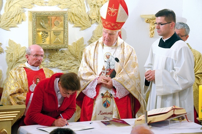 Na zakończenie Mszy św. podpisano dekret o nadaniu tytułu świątyni