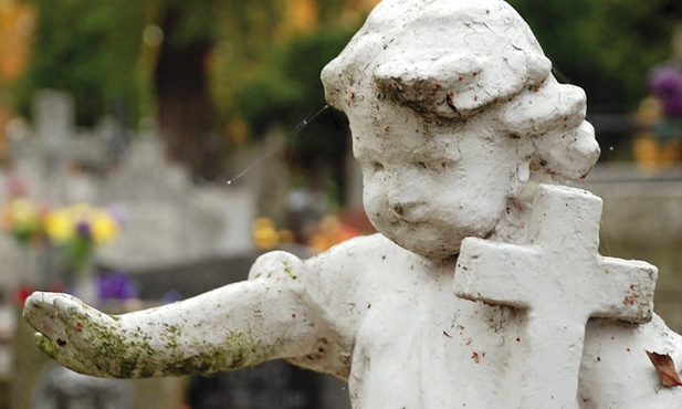 Na dziecięcych pomnikach cmentarnych najczęściej umieszcza się figurki aniołków, chociaż zgodnie z nauką Kościoła zmarłe dziecko nie staje się aniołem. Jednak wierzymy, że dzieci zmarłe bez sakramentu chrztu będą zbawione dzięki „chrztowi pragnienia” jego wierzących rodziców