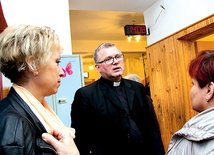  W przerwie forum była możliwość dyskusji z prelegentami. Na zdjęciu ks. prof. Marian Zając 