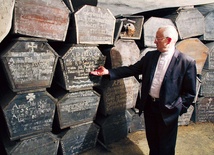 Ks. Henryk Pichen w krypcie z trumnami cystersów