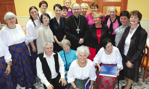  Podczas jubileuszu z pracownikami i podopiecznymi  DDP „Złota Jesień” spotkał się bp Andrzej Czaja