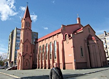 Ks. Tomasz Rafalak przed kościołem św. Jakuba w Sachalinie