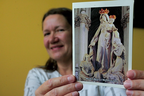  Pani Małgorzata pokazuje patronkę dusz czyśćcowych – Matkę Bożą z Montligeon 