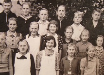  Małgorzata w wieku szkolnym (w środku, w sukience w grochy) 