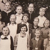  Małgorzata w wieku szkolnym (w środku, w sukience w grochy) 