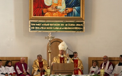 Uroczysta Eucharystia sprawowana przez bp. Józefa Zawitkowskiego na zakończenie jubileuszu 80-lecia istnienia parafii