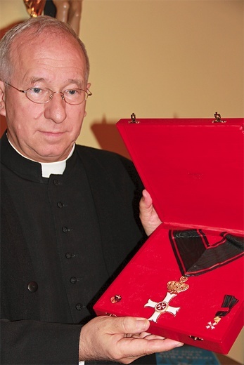 Biskup Andrzej F. Dziuba otrzymał od zakonu maltańczyków  Wielki Krzyż „Pro Piis Meritis”