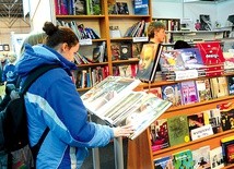 Każdy z gości targowych starał się wyszukać na stoiskach ciekawą lekturę