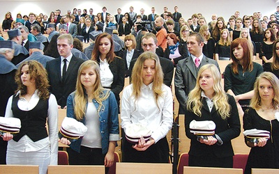 Studenci pierwszego roku chwilę przed immatrykulacją