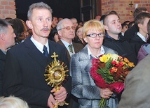 Ostrowiec Świętokrzyski, 25 października. Relikwie wnieśli Bożena i Krzysztof Dąbrowscy  obchodzący srebrne gody