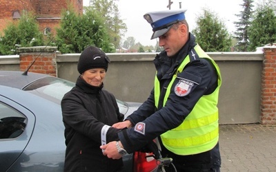 Policjanci przypominali, że noszenie elementów odblaskowych przez pieszych może nawet uratować im życie