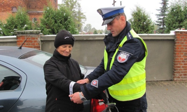 Policjanci przypominali, że noszenie elementów odblaskowych przez pieszych może nawet uratować im życie