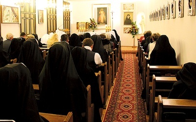 W Godzinie Miłosierdzia siostry modlą się również  za tych, którzy swoje intencje wpisali do księgi znajdującej się  przy furcie