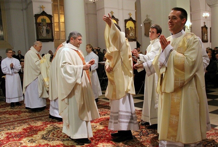 Na znak przyjętych święceń diakoni ubierają specjalne szaty