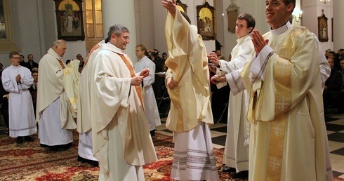 Na znak przyjętych święceń diakoni ubierają specjalne szaty