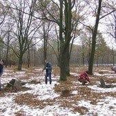 Prace uporządkowania żydowskiego cmentarza w Popowie podjęto w ramach programu „Pamięć i kultura”