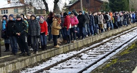 Marsz Milczenia dla płońskiej młodzieży z rynku miasta na kolejową rampę był żywą lekcją historii