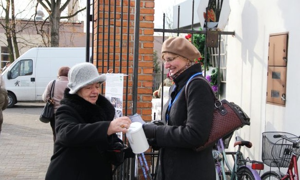 Dyrektor łowickego muzeum Marzena Kozanecka-Zwierz kwestujaca na cmentarzu katedralnym