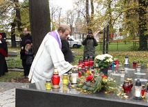 Ks. Bartłomiej Stark zapalił symboliczny znicz dla uczczenia pamięci dawnych gdańszczan