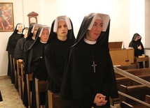 Siostry modlą się w płockim Sanktuarium Bożego Miłosierdzia