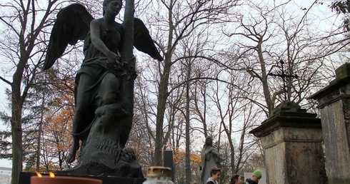 Uroczystość Wszystkich Świętych ma uzmysłowić żyjącym, jakie jest ich ostateczne powołanie