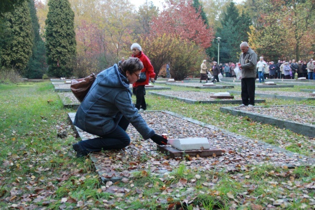 Modlitwa na cmentarzu wojennym
