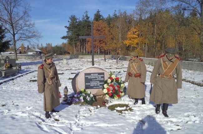 Członkowie przasnyskiej grupy rekonstrukcyjnej odwiedzali wojenne groby w historycznych mundurach