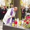 Ks. Bartłomiej Stark, proboszcz parafii pw. Chrystusa Króla w Gdańsku, zapalił symboliczny znicz na płycie pomnika Cmentarza Nieistniejących Cmentarzy